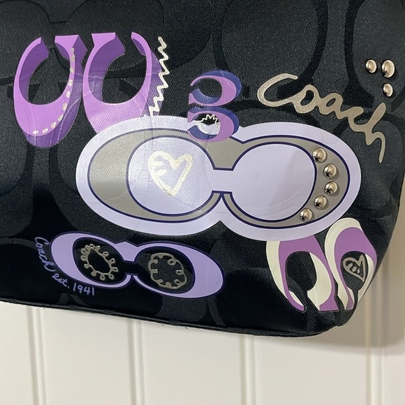 Coach Daisy Pop Optic Tote Bag
H1176 F17587 Black Signature
Appliqué - Picture 2 of 16